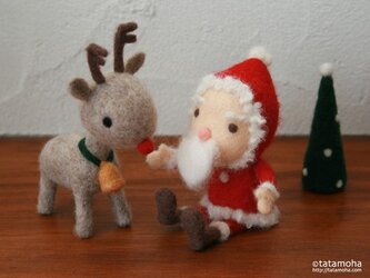 クリスマスを迎えるサンタさんとトナカイさんの画像