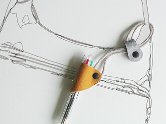 ストラップ付ペンホルダー〈マスタード〉の画像