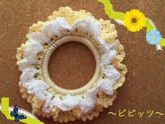 クリーム色のシュシュの画像