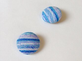 絹手染くるみボタン（18mm 水色青薄紫）の画像