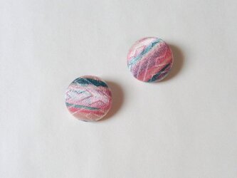 絹手染くるみボタン（18mm ピンク水色光沢）の画像
