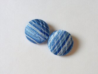 絹手染くるみボタン（18mm 薄青系）の画像