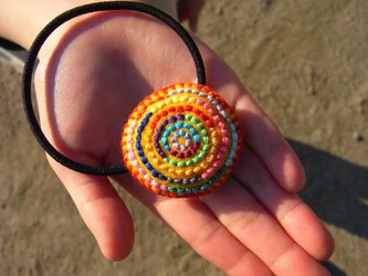 カラフル刺繍のヘアゴム（きいろ）の画像