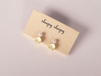 小さなパールとビジューノンホールピアス（パウダーイエロー）の画像