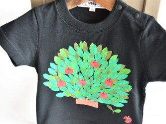 名入れ無料 子供用Tシャツ～りんごの木～ブラックの画像