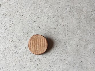 革のブローチの画像