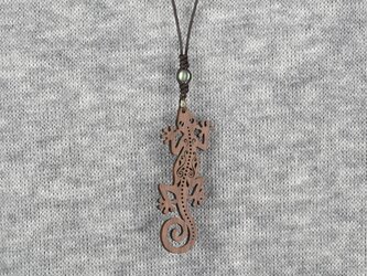 ヤモリのネックレス　クルミの木のウッドアクセサリーの画像