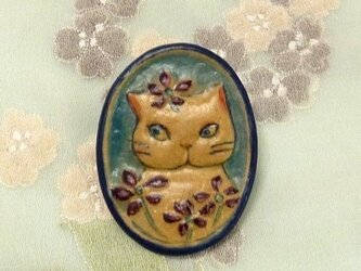 楕円のブローチ（お花畑のシロ子）の画像