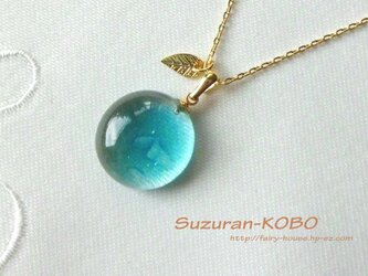水色果実のネックレス(フュージング)の画像