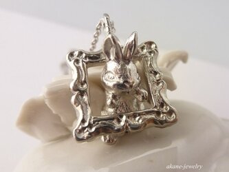 額縁からコンニチハ　たち耳うさぎちゃんの画像