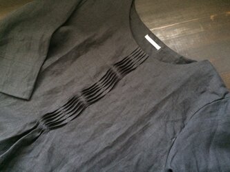 黒リネンの波ピンタック・ワンピースの画像