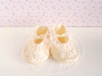 かわいいサーモンピンクのベビーシューズの画像
