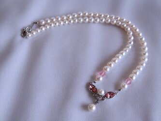 本真珠とピンクのスワロフスキーのネックレスの画像