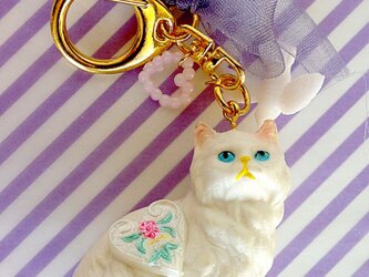 白猫のキーホルダー（体にハート）の画像