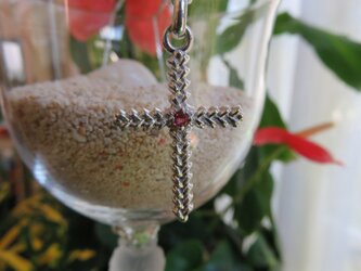 Cross leaves 小さいクロスのペンダント ルビーの画像