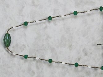 半透明管型筒玉とナガ族パンプキンカット玉のネックレスの画像