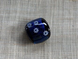 白い小花の帯留（青）の画像