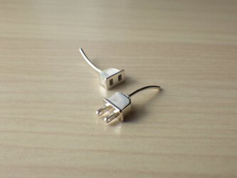 プラグとコンセントのピアスの画像