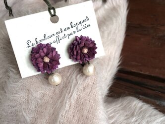 イヤリング　ビロードの小さなお花とコットンパール（赤紫）の画像