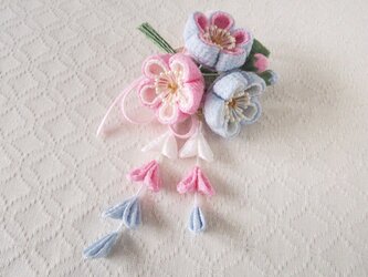 〈つまみ細工〉藤下がり付き梅三輪とベルベットリボンの髪飾り(水色とピンクと白)の画像