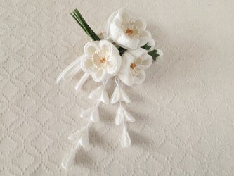 〈つまみ細工〉藤下がり付き梅三輪とベルベットリボンの髪飾り(白)の画像