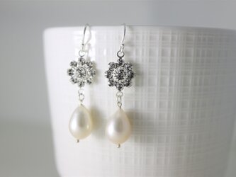 雫パールとスワロのシルバーピアス／イヤリング　Mermaid flower sterling silver 　の画像