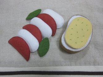 トマトとモッツァレラのサラダ　ハンドメイド　フェルト　ままごとの画像