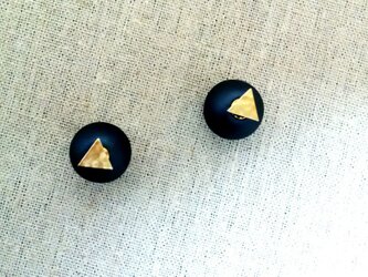 凹凸三角チャ－ムとキャッチパ－ルピアスの画像