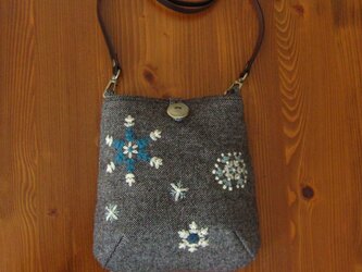 手刺繍・ウール・ポシェット(雪華）の画像