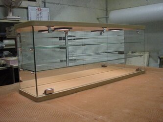 タモ材　強化ガラスコレクションケースの画像