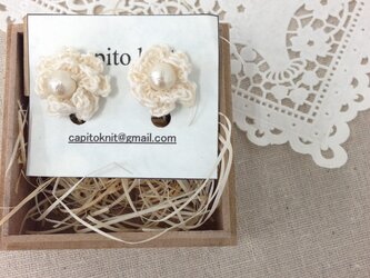 ♡シルク糸で編んだお花イヤリングの画像