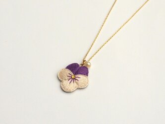 [受注制作]ビオラの刺繍ネックレス（アイボリー×紫）の画像