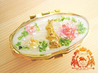 お花とウサギのピルケース　オーバルの画像