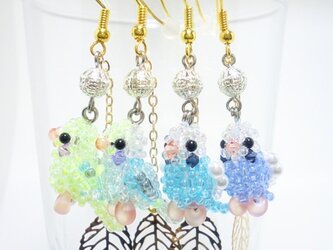 小鳥の片耳ピアス☆セキセイインコ☆ 光にとけそうな淡い色タイプ/イヤリング(イヤーカフ)に変更可能の画像