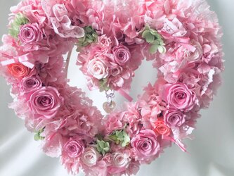 【プリザーブドフラワー／ハートリースアレンジ】ピンク色の薔薇たちがハートのかたちに込めた愛のメッセージの画像