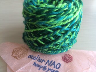 麻の繊維入り手紡ぎ毛糸　メリノウール　緑系の画像