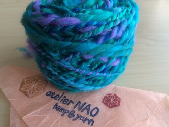 麻の繊維入り手紡ぎ毛糸　メリノウール　青緑系の画像