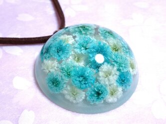 かすみ草のドーム型ペンダント（水色＆白）の画像