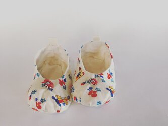 飛行機柄とくるみボタンのベビーシューズ♪（053）の画像