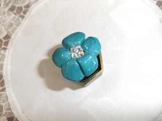 鮮やかエメラルドグリーンのフラワーリングの画像