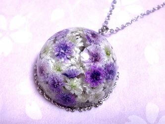 かすみ草のドーム型ネックレス・紫＆白の画像