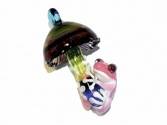Frog on a Mushroom ペンダント トップ 【 ケンタロー 】 キノコにつかまるカエル ボロシリケイトガラスの画像
