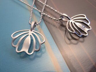 Shell Flower  貝とリリーがモチーフの柔らく輝くペンダントの画像