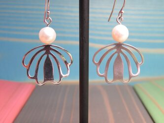 Shell Flower Pierce  貝モチーフとパールの柔らく輝くピアスの画像
