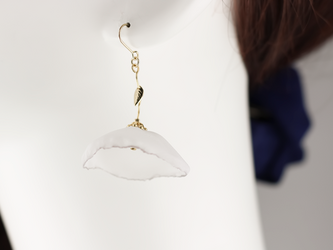 poppy ピアス（イヤリング変更可) greyの画像
