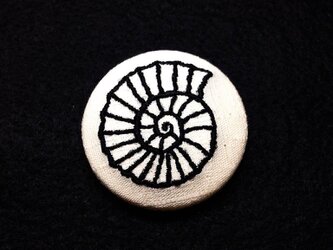 刺繍ボタンブローチ　「アンモナイト」の画像