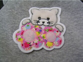 ★猫のお花畑でかくれんぼ★アップリケ刺繍ワッペン★ア接着★の画像