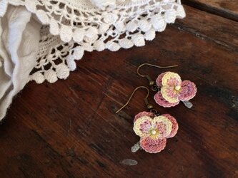レース編みピアス　ピンクの小さなパンジーの画像