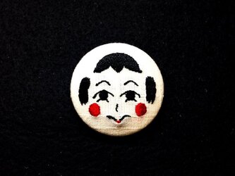 刺繍ボタンブローチ　「こけしちゃん」の画像