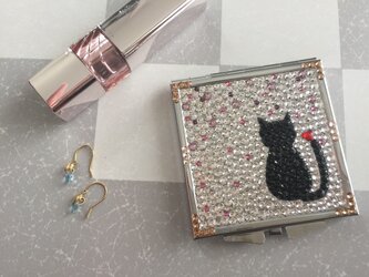 黒猫のコンパクトミラーの画像